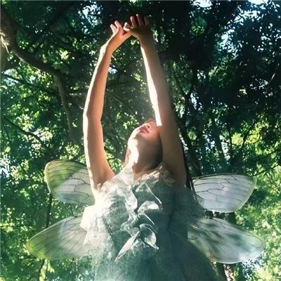 戴流苏耳环的少女